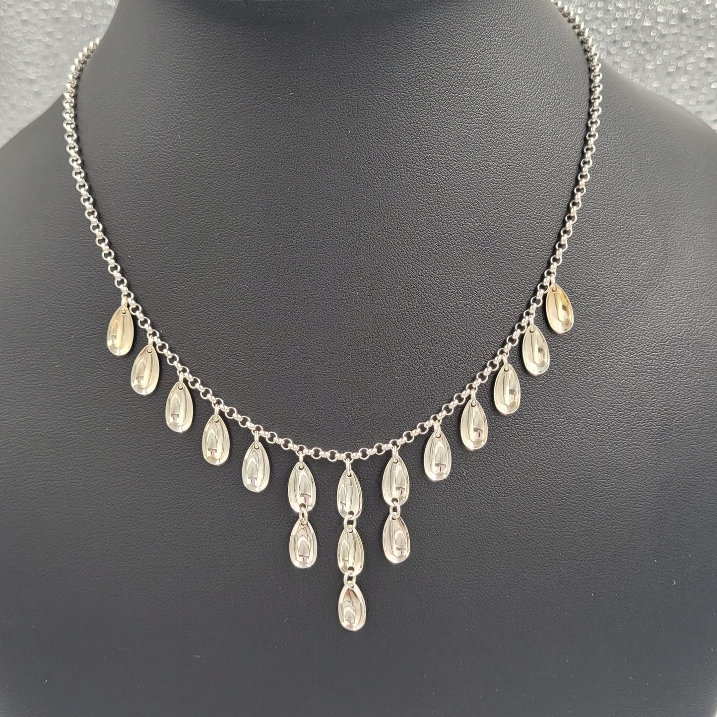 Bálggis kaulakoru 17 pisara laukkasella