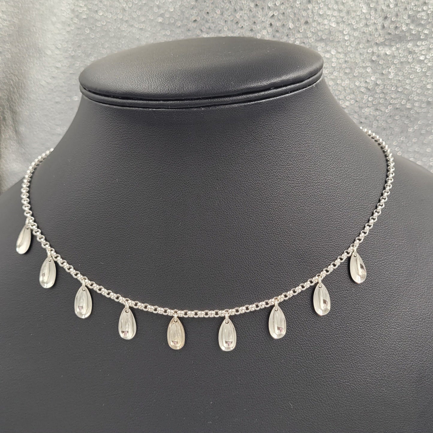 Bálggis kaulakoru 9 pisara laukkasella