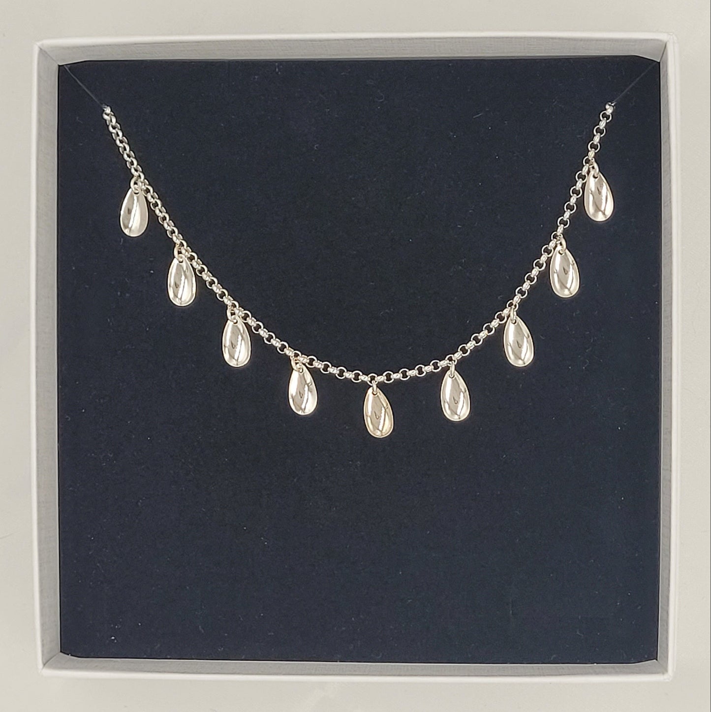 Bálggis kaulakoru 9 pisara laukkasella