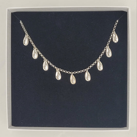 Bálggis kaulakoru 9 pisara laukkasella