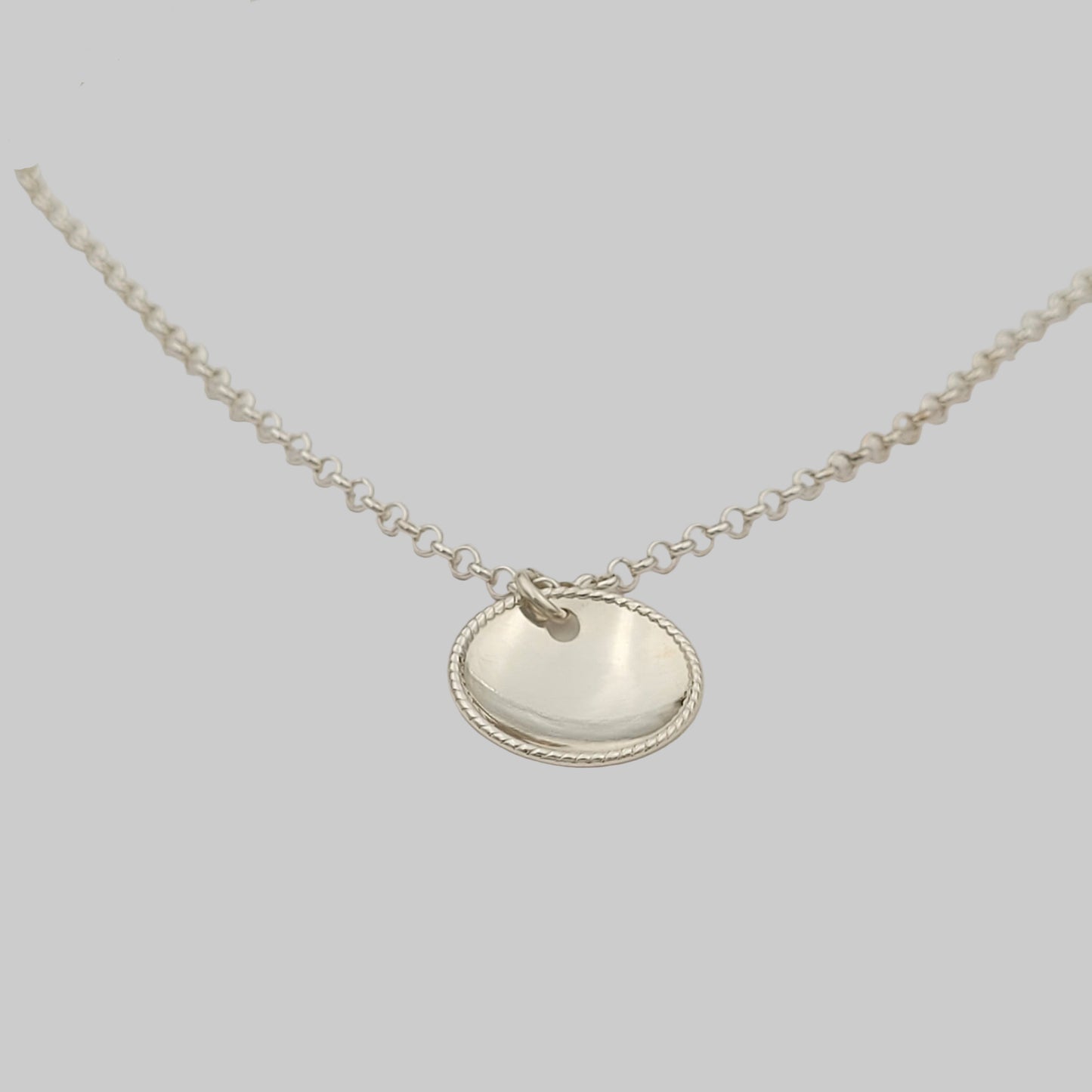 Kaulakoru pyöreällä koriste laukkasella