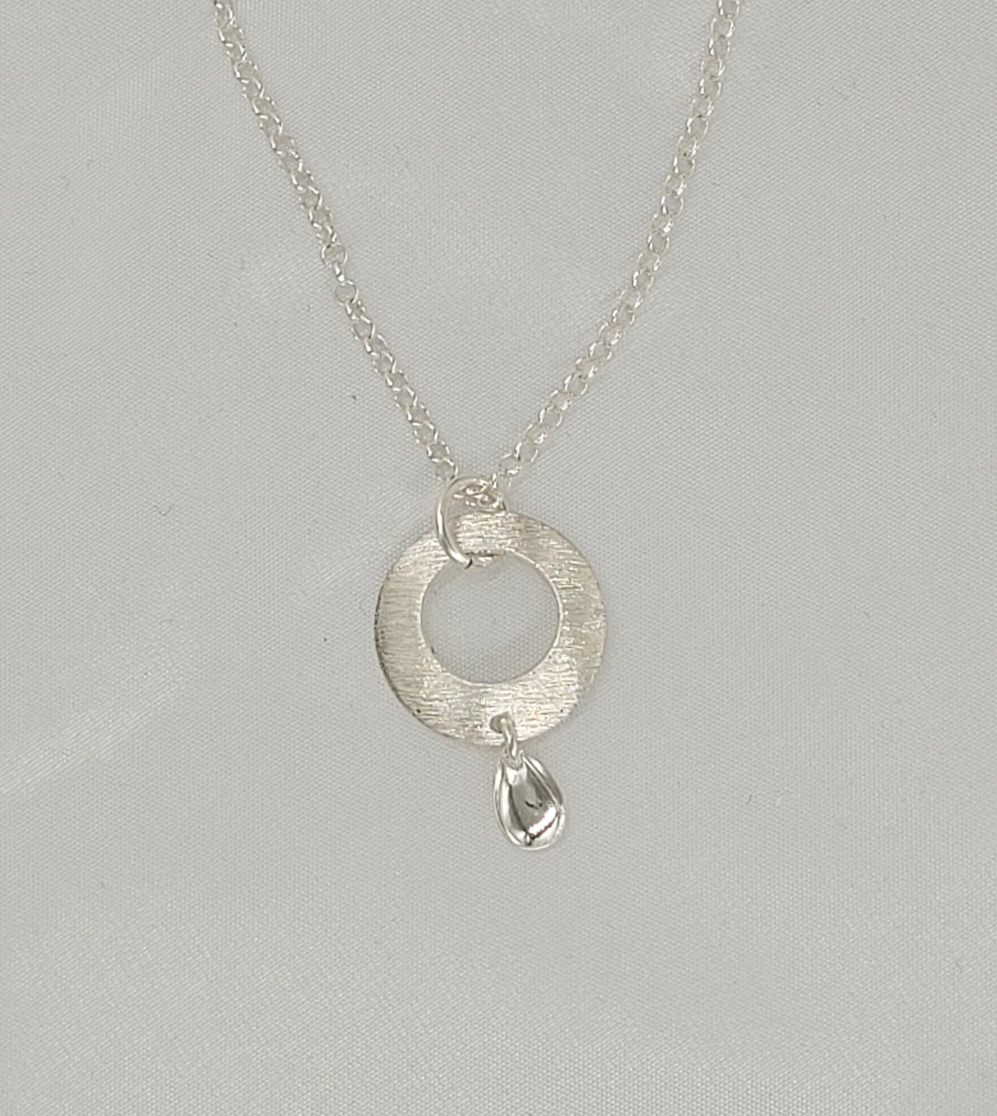 Cuoŋu kaulakoru pisara laukkasella