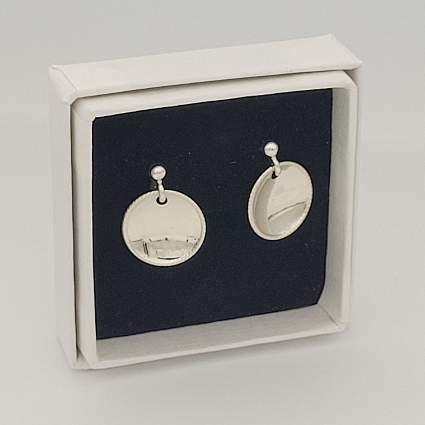 Korvakorut koristelaukkasella