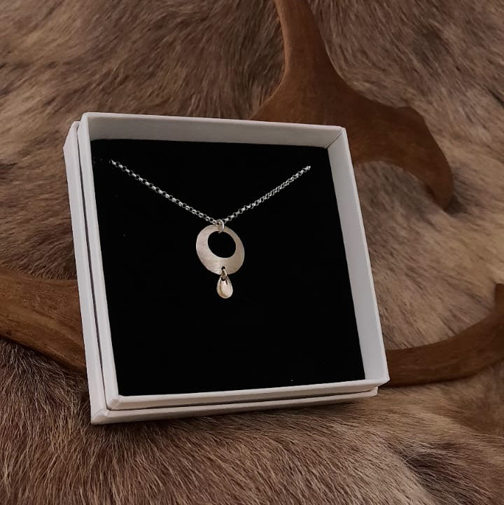 Cuoŋu kaulakoru pisara laukkasella