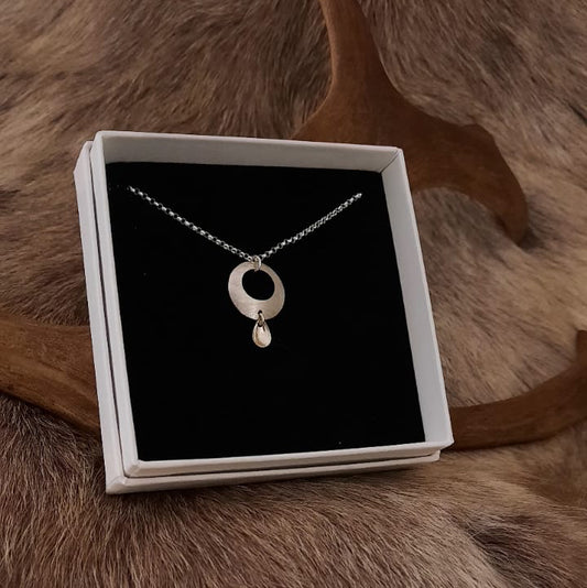 Cuoŋu kaulakoru pisara laukkasella