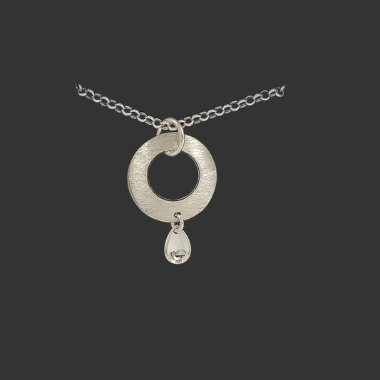 Cuoŋu kaulakoru pisara laukkasella